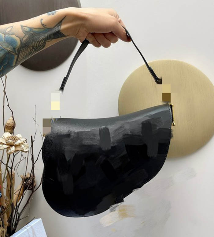Handbag Saddle bag High quality Leather with Strap Purses Designer Bags Wallets magnetic Metal pendant Shoulder bags Women Crossbody Handbags
Handbag Saddle bag High quality Leather with Strap Purses Designer Bags Wallets magnetic Metal pendant Shoulder bags Women Crossbody Handbags