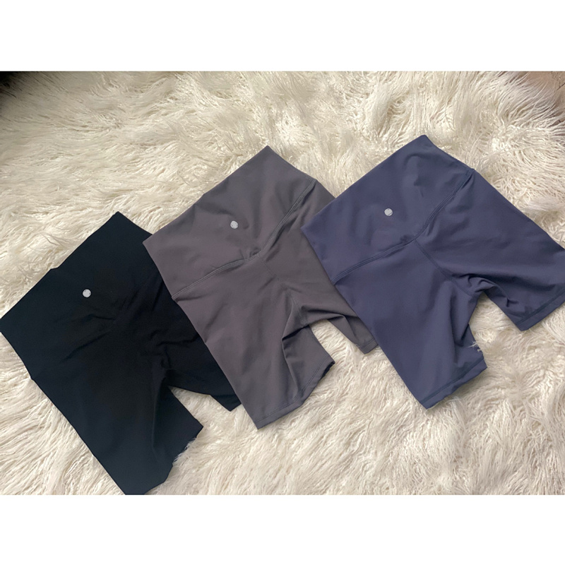 2021 Designer solid color women Yoga Pants High Waist Sports Fitness elastic shorts size S-XL high quality, Grey
2021 Designer solid color women Yoga Pants High Waist Sports Fitness elastic shorts size S-XL high quality, Grey