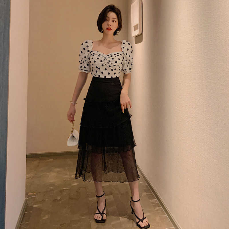 Short-sleeved two-piece skirt dress summer black and white polka dot bubble sleeve mesh splicing fashion holiday suit 210603
Short-sleeved two-piece skirt dress summer black and white polka dot bubble sleeve mesh splicing fashion holiday suit 210603