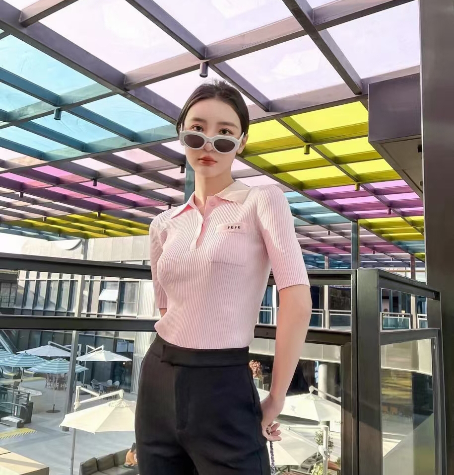 2021 womens polo Spring summer new brand fashion t shirts Lapel slim knit short sleeves Pocket letters classic embroidery Pink sweet girl heart Bursting tops, Black
2021 womens polo Spring summer new brand fashion t shirts Lapel slim knit short sleeves Pocket letters classic embroidery Pink sweet girl heart Bursting tops, Black