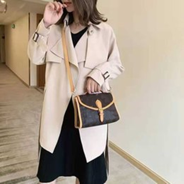 CLASSIC FLOWER Postman handbag 2021 new high quality printed single Shoulder Messenger Bag versatile portable nurse bag women's Silk Scarf, Yellow
CLASSIC FLOWER Postman handbag 2021 new high quality printed single Shoulder Messenger Bag versatile portable nurse bag women's Silk Scarf, Yellow
