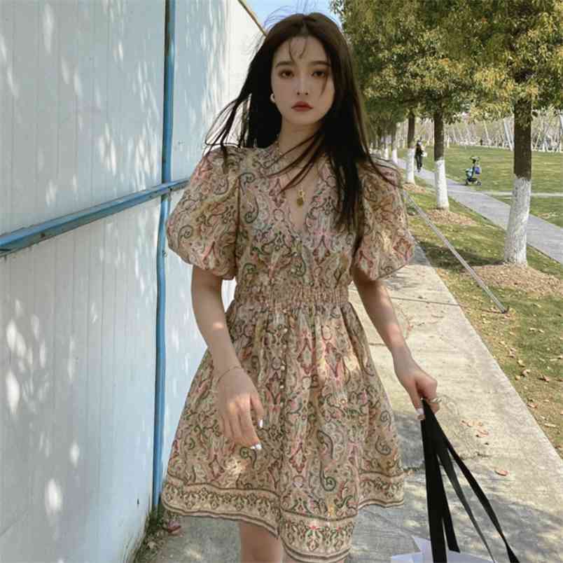 Vintage Print Temperament Dress Women High Waist Mini Vestidos Summer V-Neck Puff Short Sleeve Robe 210519, Photo color
Vintage Print Temperament Dress Women High Waist Mini Vestidos Summer V-Neck Puff Short Sleeve Robe 210519, Photo color