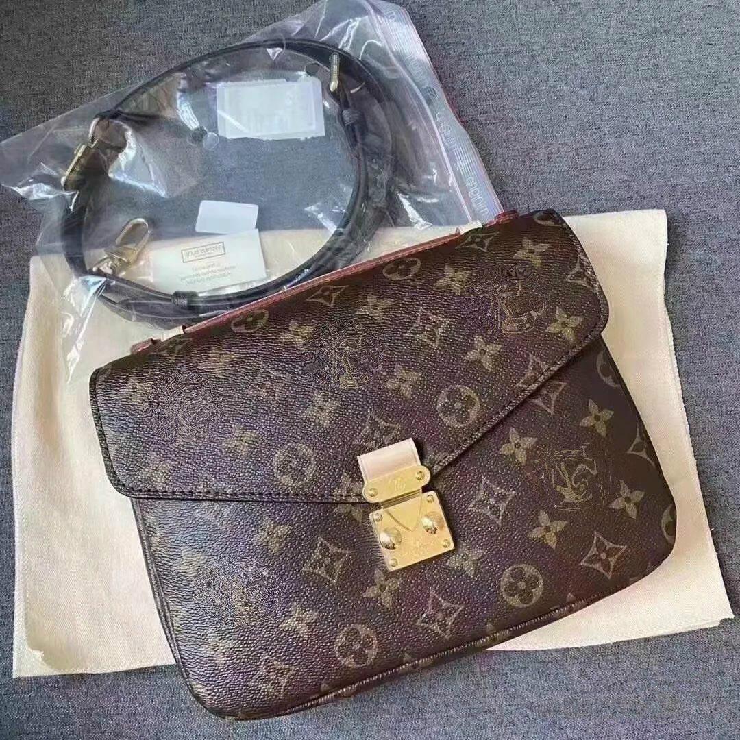 LVLOUISVITTON VUTTON Luxurys Designers Crossbody Women Handbag Messenger Bag Oxidizing Leather METIS Elegant Shoulder HandBags Crossbodys VITTON Bags
LVLOUISVITTON VUTTON Luxurys Designers Crossbody Women Handbag Messenger Bag Oxidizing Leather METIS Elegant Shoulder HandBags Crossbodys VITTON Bags