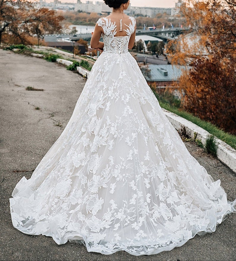 2021 White A Line Wedding Dresses Plus Size Bridal Gowns Jewel Neck Appliques Covered Button Sleeveless Vestios De Novia