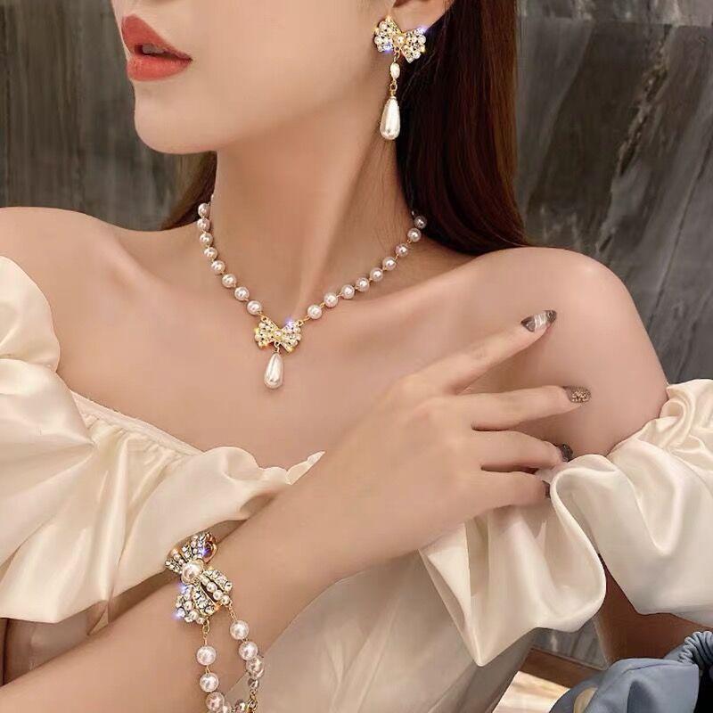 Earrings & Necklace 2021 Fashion Bridal Jewelry Diamond-studded Pearl Bow Temperament Design Bracelet Set, Silver
Earrings & Necklace 2021 Fashion Bridal Jewelry Diamond-studded Pearl Bow Temperament Design Bracelet Set, Silver