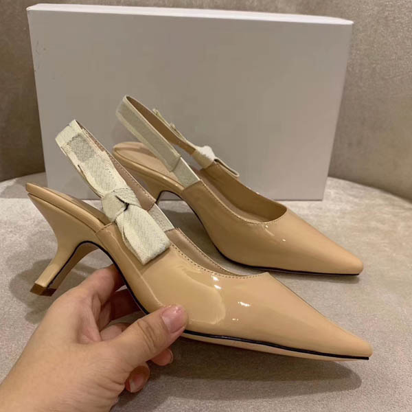 2018 quality European style shoes imported leather female sandals designer has label female slippers women fashion high heels black white
2018 quality European style shoes imported leather female sandals designer has label female slippers women fashion high heels black white