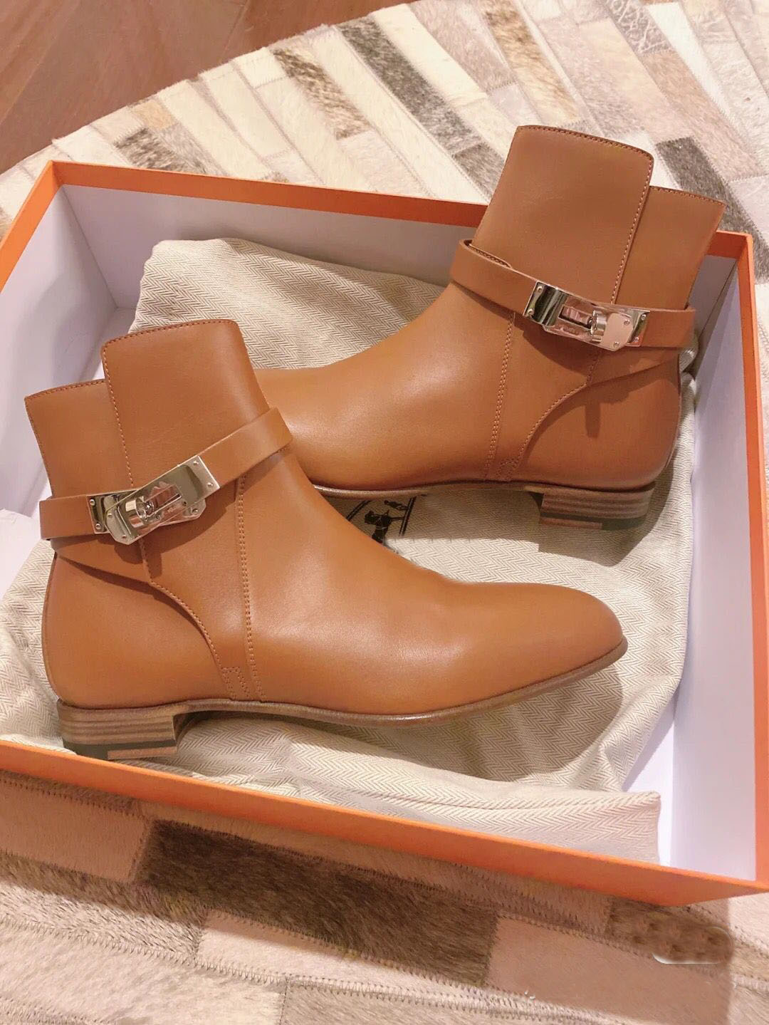 21s Winter women ankle boots Comfortable leathter booties low heels chunky heeled luxury designer "kelly" genuine leather buckles famous with box
21s Winter women ankle boots Comfortable leathter booties low heels chunky heeled luxury designer "kelly" genuine leather buckles famous with box
