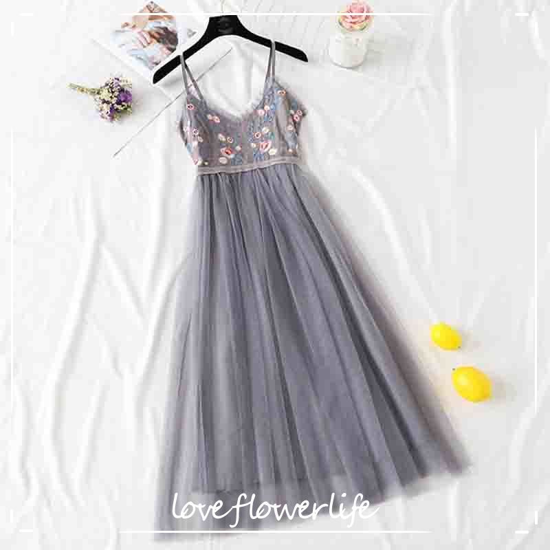 Summer Sleeveless Sling Mesh Dress Women Fashion V-neck Floral Embroidery Sexy Dresses Elastic Waist A-line Beach Dress 210521, White
Summer Sleeveless Sling Mesh Dress Women Fashion V-neck Floral Embroidery Sexy Dresses Elastic Waist A-line Beach Dress 210521, White