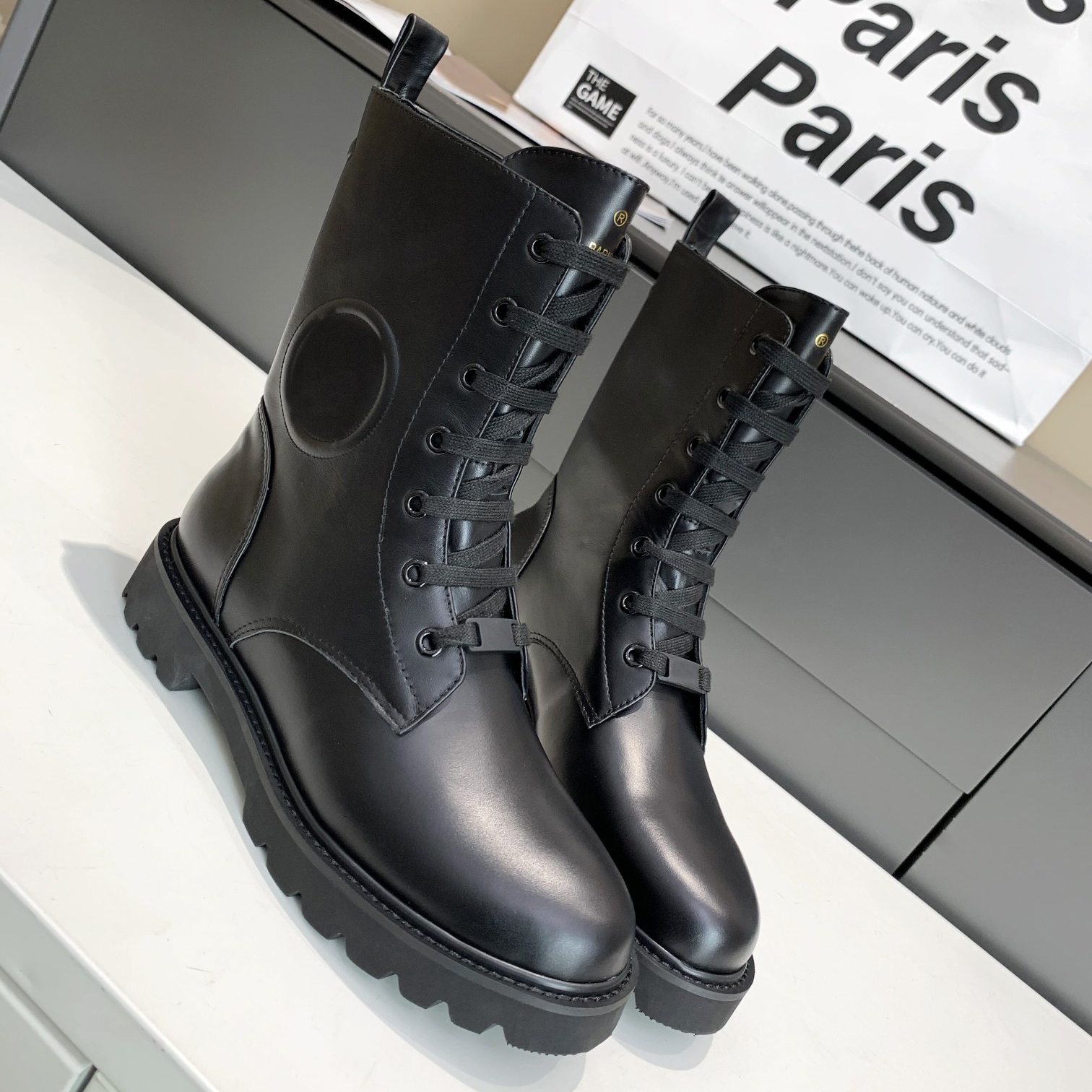 2021 Women TERRITORY Flat Boots Fashion Lace up Letter Print Martin Boot Top Designer Ladies Winter Hiking Booties shoes size 35-42
2021 Women TERRITORY Flat Boots Fashion Lace up Letter Print Martin Boot Top Designer Ladies Winter Hiking Booties shoes size 35-42