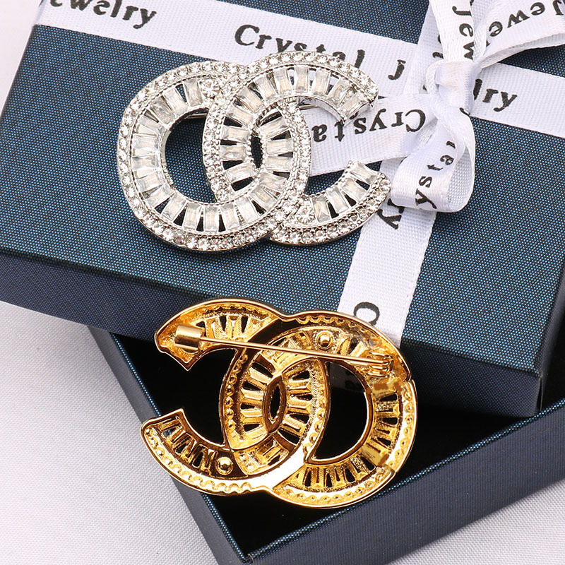Small Sweet Wind Brand Designers Zircon Brooch Women Crystal Rhinestone C Letters Brooches Suit Pin Fashion Jewelry Clothing Decoration High, Gray
Small Sweet Wind Brand Designers Zircon Brooch Women Crystal Rhinestone C Letters Brooches Suit Pin Fashion Jewelry Clothing Decoration High, Gray