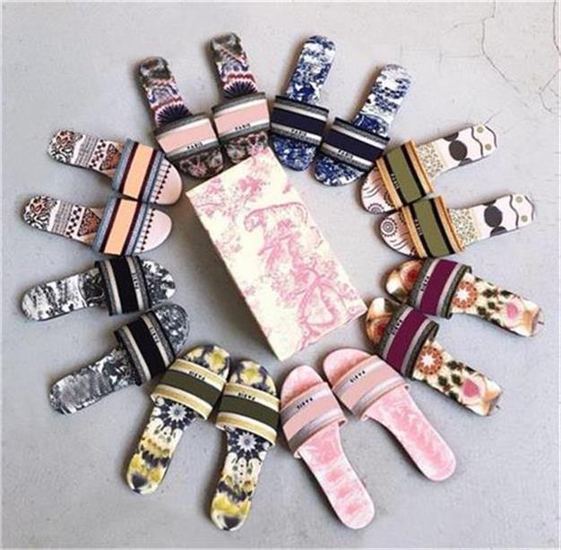 hot sell Women Slippers Embroidery Sandal Floral Brocade fashion Flip Flops Striped Beach Genuine Leather Dazzle Flowers Slipper 35color with box, Black
hot sell Women Slippers Embroidery Sandal Floral Brocade fashion Flip Flops Striped Beach Genuine Leather Dazzle Flowers Slipper 35color with box, Black