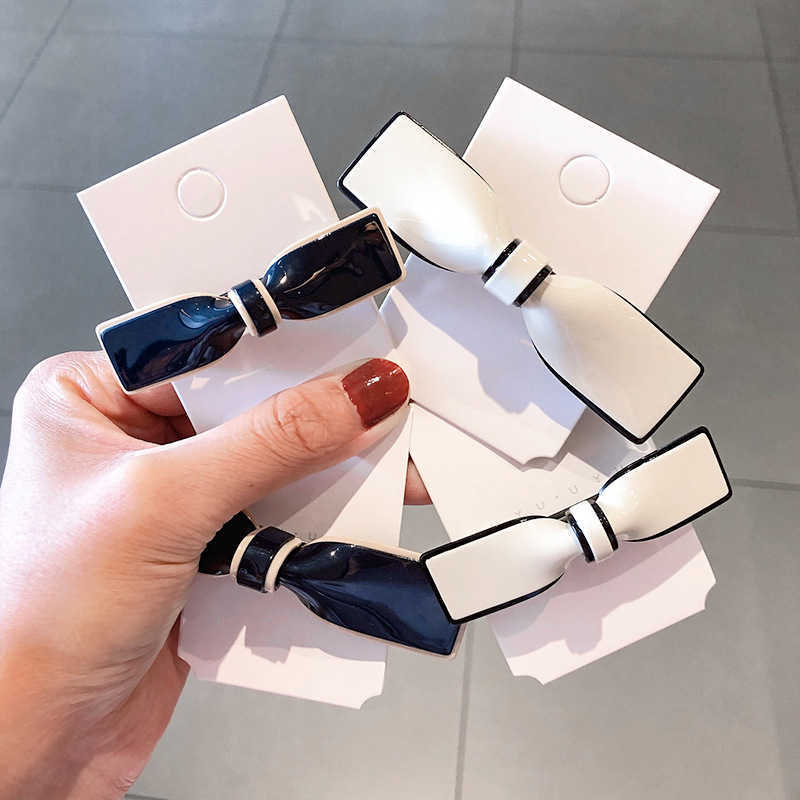 Bright color paint temperament solid bow academic girl back of head spring clip hairpin headdress, White trumpet
Bright color paint temperament solid bow academic girl back of head spring clip hairpin headdress, White trumpet