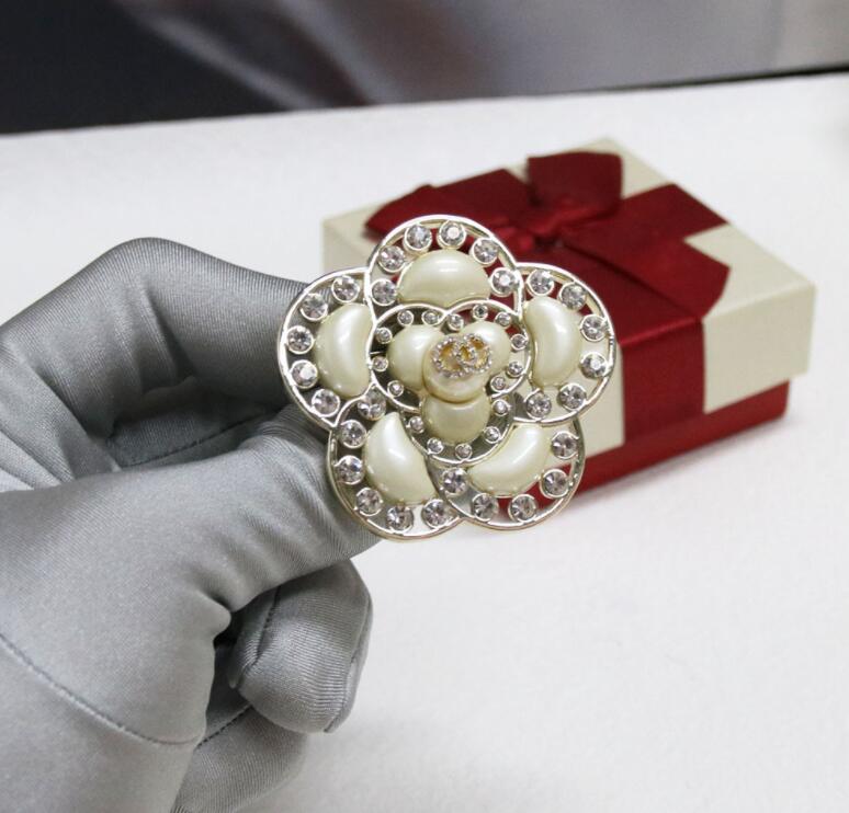 2021 Fashion new white resin lace studded camellia heavy industry brooch, Gray