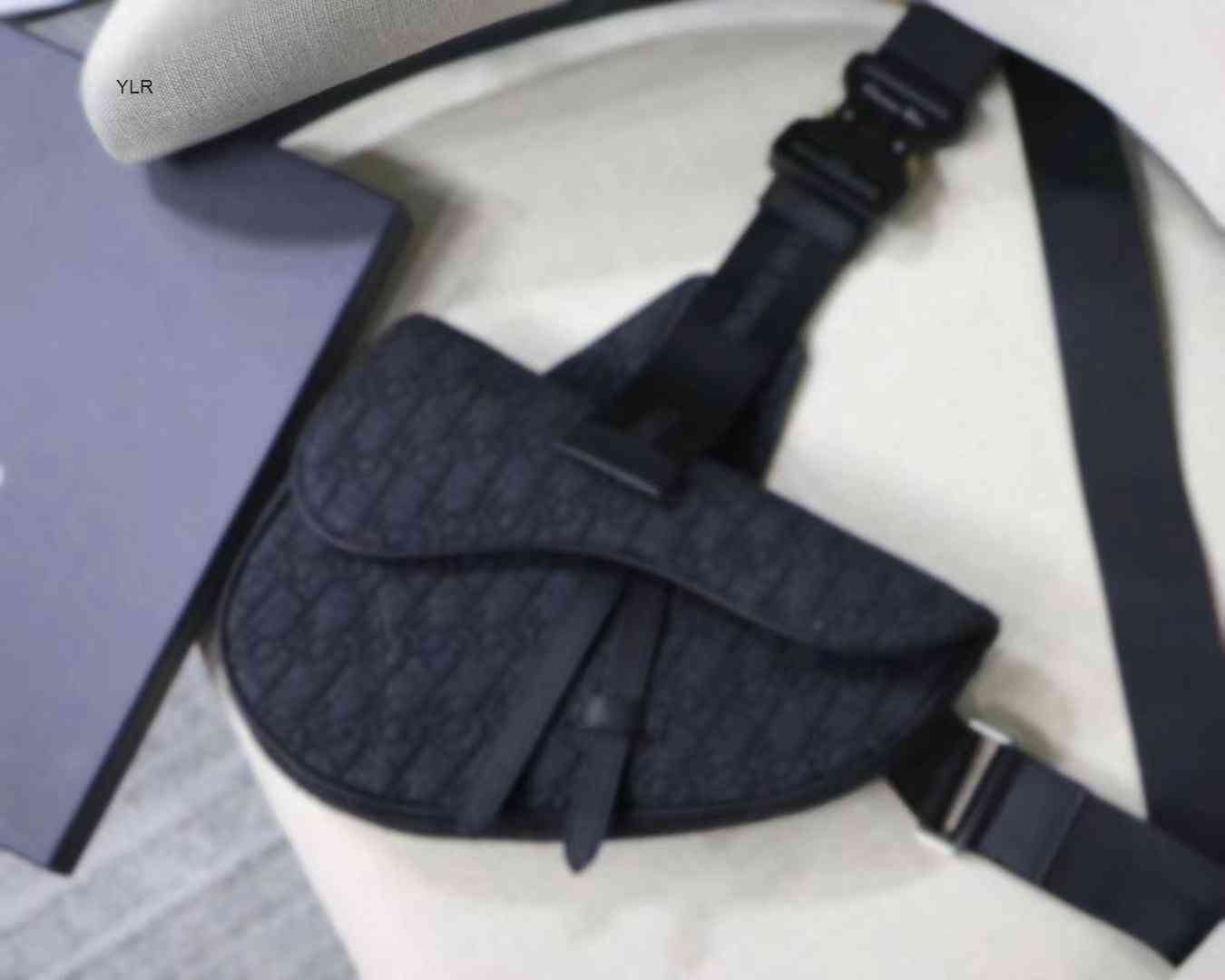 2021 new d family classic saddle embroidery horseshoe saddle bag cowhide breast bag slanting across men's waist bag
2021 new d family classic saddle embroidery horseshoe saddle bag cowhide breast bag slanting across men's waist bag