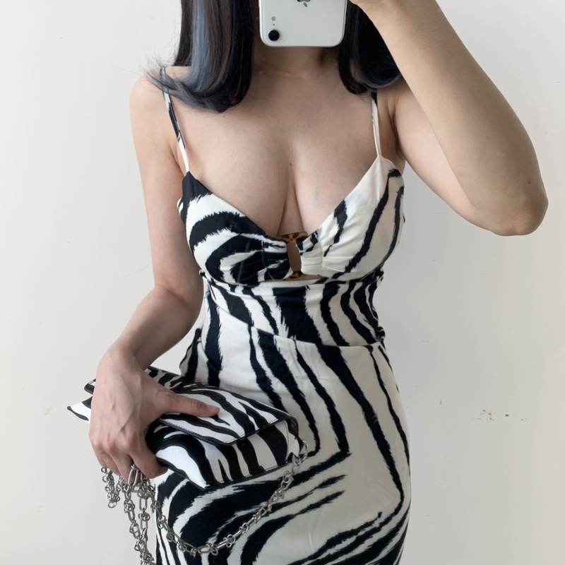 WOMENGAGA Zebra Pattern Hollowed Out Fashion Beach Holiday Irregular Stripe Low Chest Slash Neck Pleated Dress OYUR 210603, Black and white
WOMENGAGA Zebra Pattern Hollowed Out Fashion Beach Holiday Irregular Stripe Low Chest Slash Neck Pleated Dress OYUR 210603, Black and white