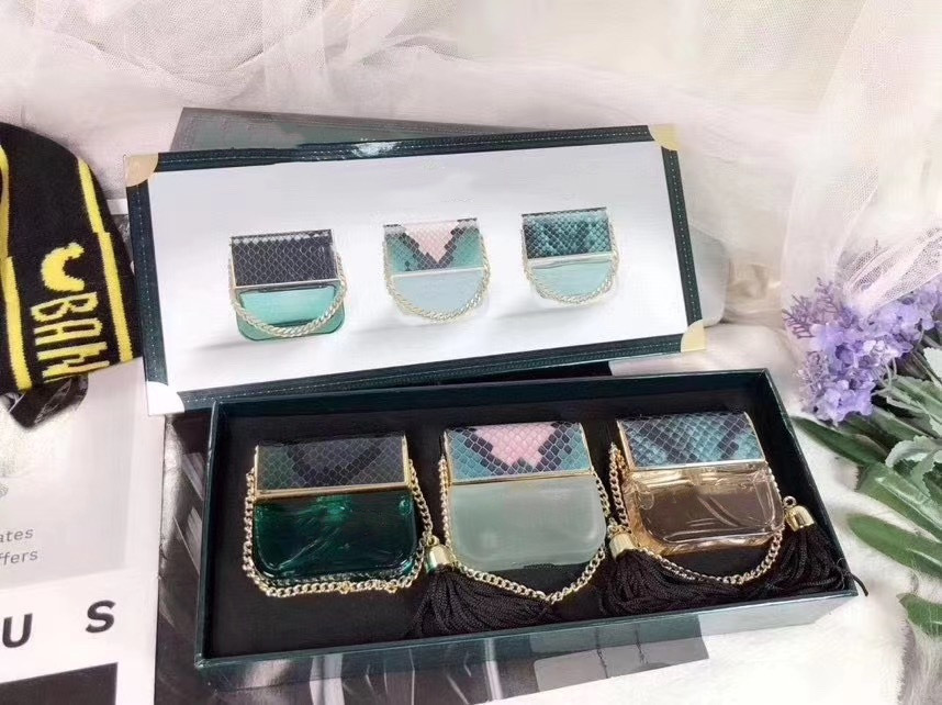 Party Favor Perfume kit 3pcs *25ml fragrance for woman Famous Lady spray Decadencce Green vanity bag Parfum fragrances
Party Favor Perfume kit 3pcs *25ml fragrance for woman Famous Lady spray Decadencce Green vanity bag Parfum fragrances