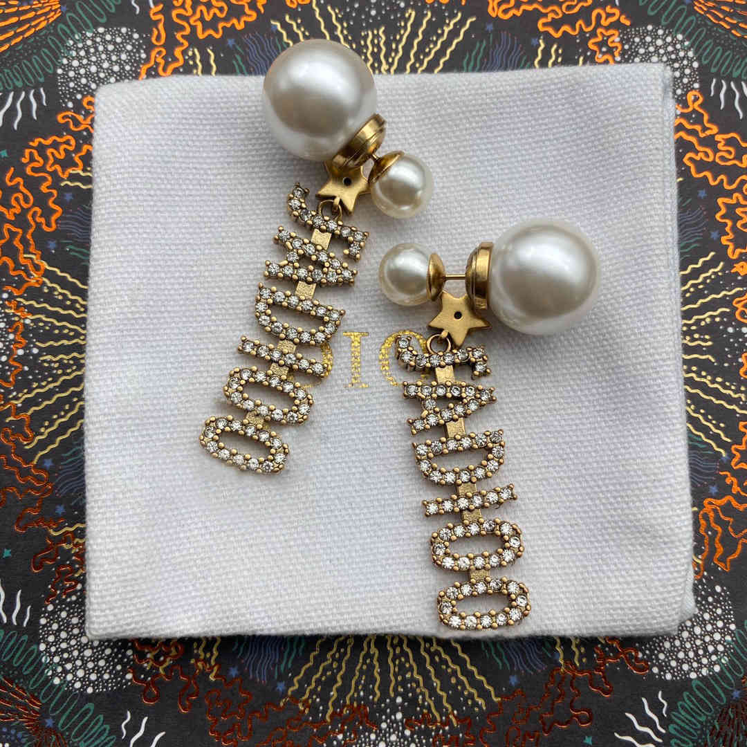 Europe and the United States d / Di Family New Pearl Belt Letter Full Diamond Earrings Female 925 Silver Needle Earrings Earclip, Golden;silver
Europe and the United States d / Di Family New Pearl Belt Letter Full Diamond Earrings Female 925 Silver Needle Earrings Earclip, Golden;silver