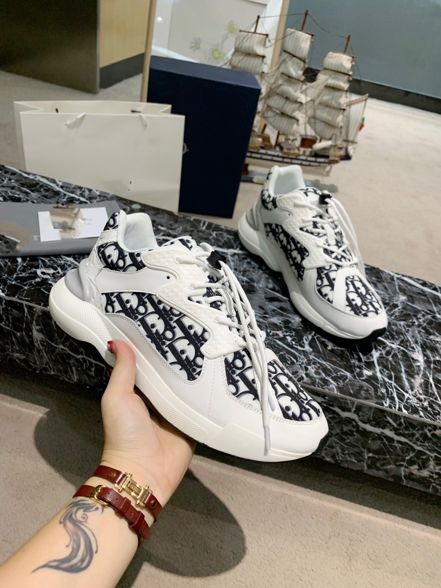 2021 Designer Fashion Sneakers Unisex Casual Sports Shoes Party Velvet Calfskin Mixed Fiber Runner Letter Print Lace, Black;red
2021 Designer Fashion Sneakers Unisex Casual Sports Shoes Party Velvet Calfskin Mixed Fiber Runner Letter Print Lace, Black;red