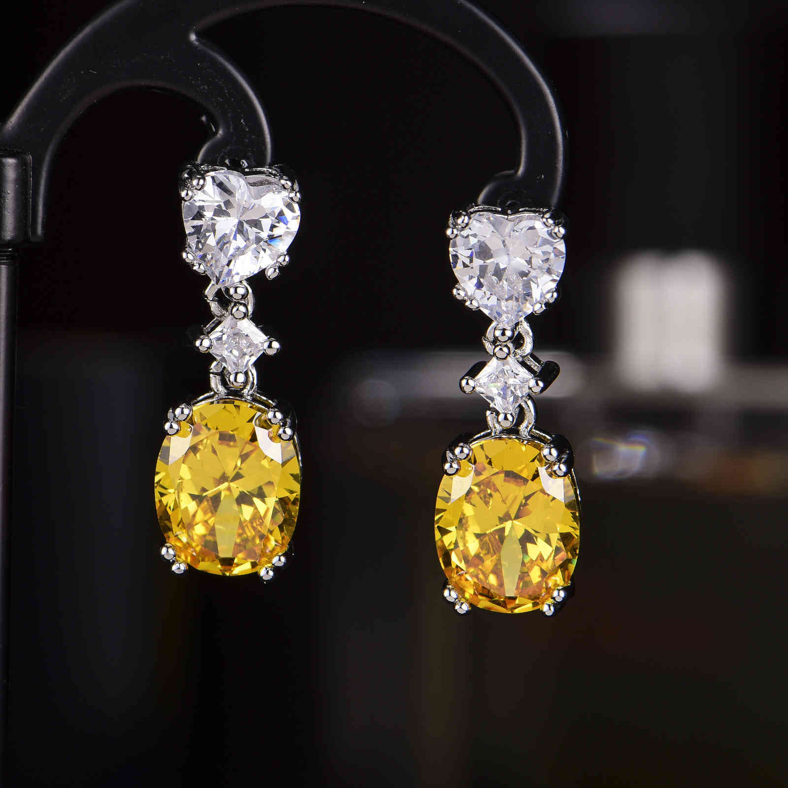 925 Product Exquisite Luxury Earrings Flashing Diamond Pink Yellow White Zircon For Women Fashion Color Treasure Jewelry
925 Product Exquisite Luxury Earrings Flashing Diamond Pink Yellow White Zircon For Women Fashion Color Treasure Jewelry