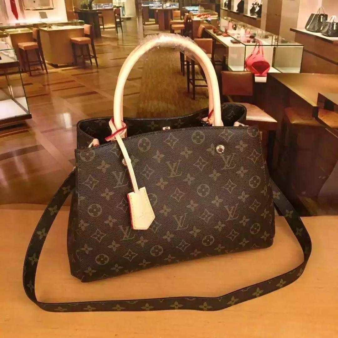 ONTHEGO MONTAIGNE BB handbag Leather totes purse bag crossbody luxurys womens shouler bags fashion saddle LV LOUIS 1 VITTON, Red;black
ONTHEGO MONTAIGNE BB handbag Leather totes purse bag crossbody luxurys womens shouler bags fashion saddle LV LOUIS 1 VITTON, Red;black