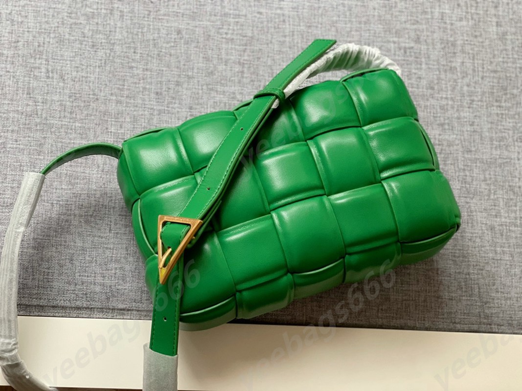 Crossbody handbag, one-shoulder cassette bag woven pillow, versatile design, leather, fashionable high-end small square bag, B fashion bag v
Crossbody handbag, one-shoulder cassette bag woven pillow, versatile design, leather, fashionable high-end small square bag, B fashion bag v