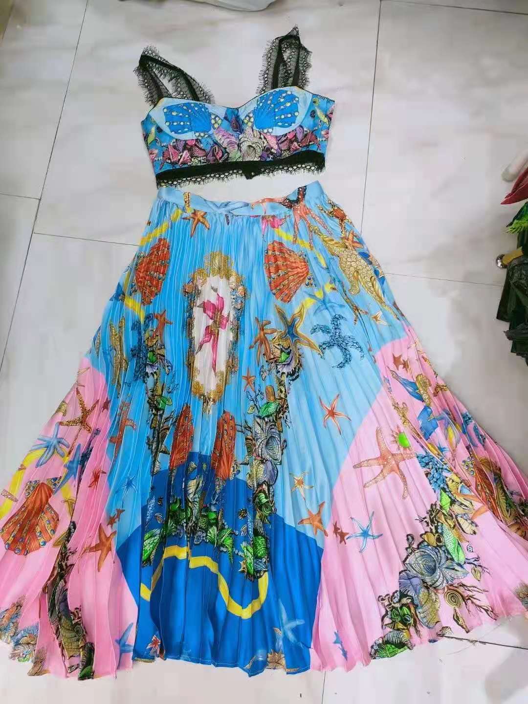 New Baroque holiday style camisole + high waist printed pleated skirt suit, Xt200629
New Baroque holiday style camisole + high waist printed pleated skirt suit, Xt200629