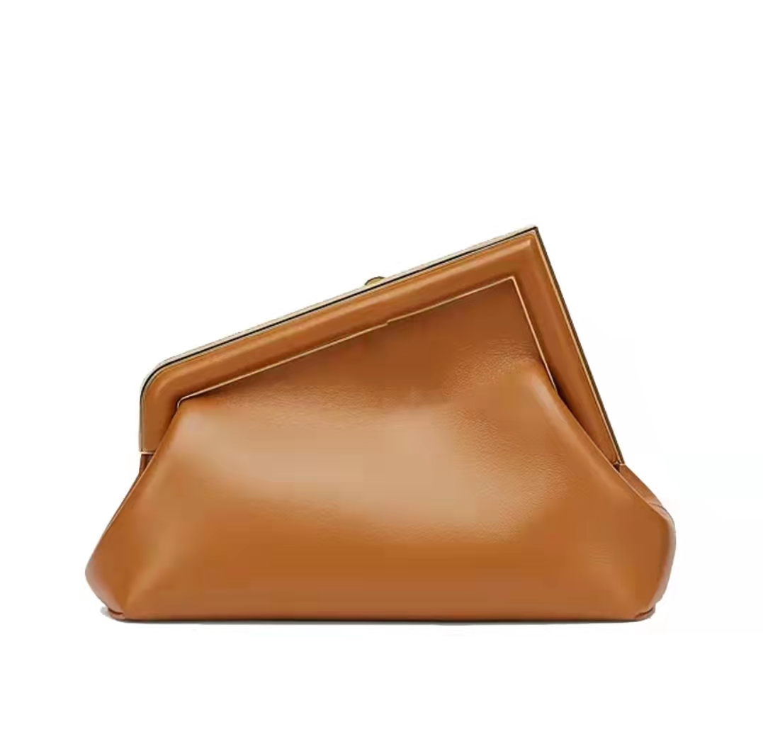Designer 2021 First Classic Cloud Bag Premium Leather Metal high quality Dinner handbags Single shoulder Luxury design Messenger Cross Body handbag CrossBody, 1111111111
Designer 2021 First Classic Cloud Bag Premium Leather Metal high quality Dinner handbags Single shoulder Luxury design Messenger Cross Body handbag CrossBody, 1111111111