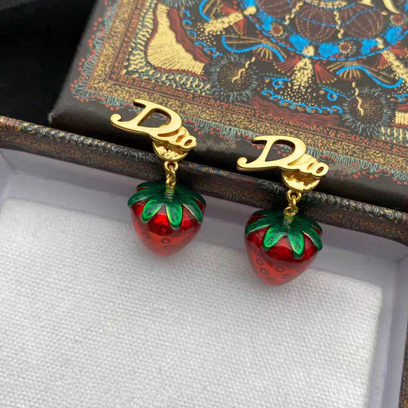 Fashionable red strawberry pendant earrings suitable for aggregate D letter gift jewelry
Fashionable red strawberry pendant earrings suitable for aggregate D letter gift jewelry