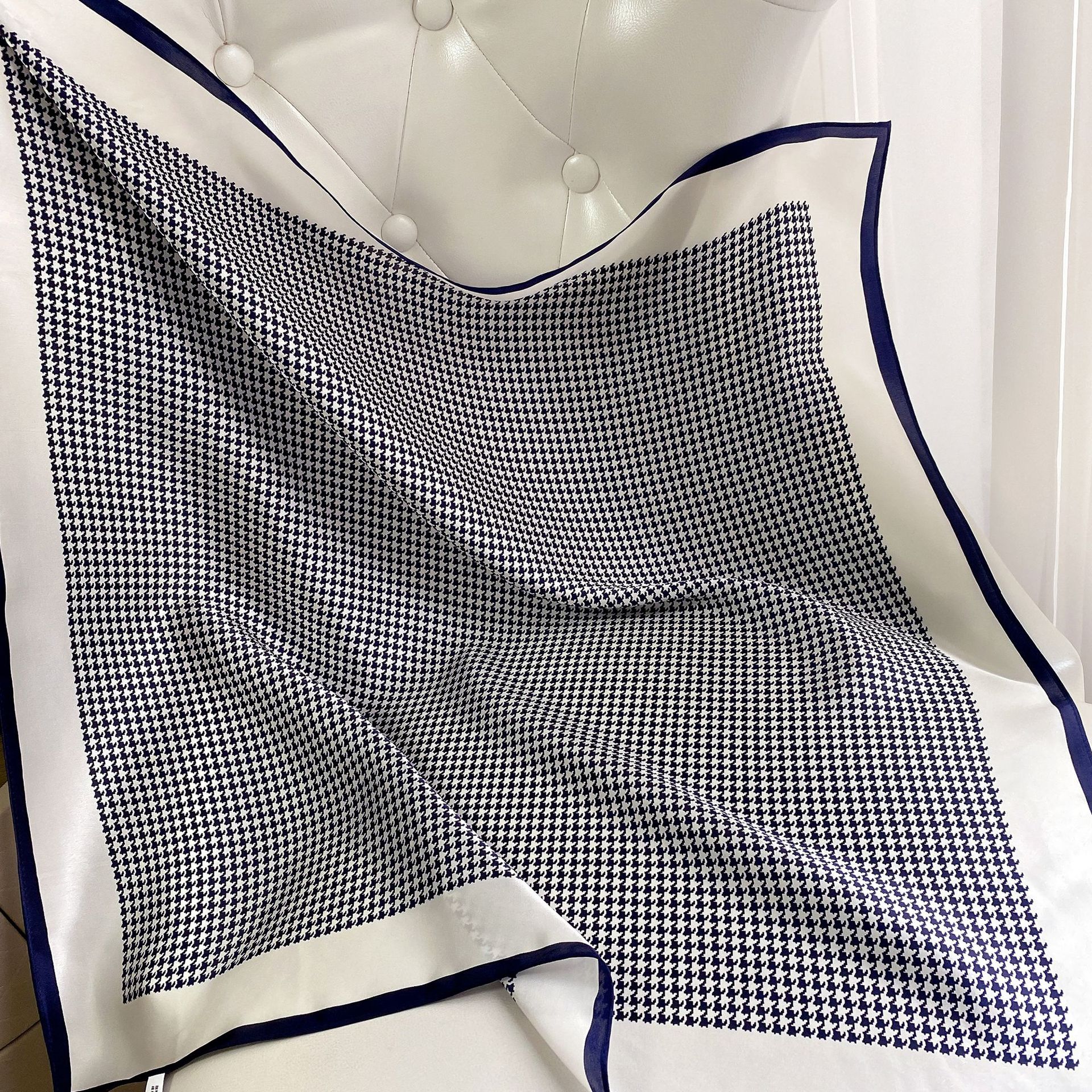 New Products in Stock Mulberry Silk Scarf Womens Minimalist Easy to Carry Diagonal Scarf Silk Scarf Hair Band Strap Manufacturer No. 5
New Products in Stock Mulberry Silk Scarf Womens Minimalist Easy to Carry Diagonal Scarf Silk Scarf Hair Band Strap Manufacturer No. 5