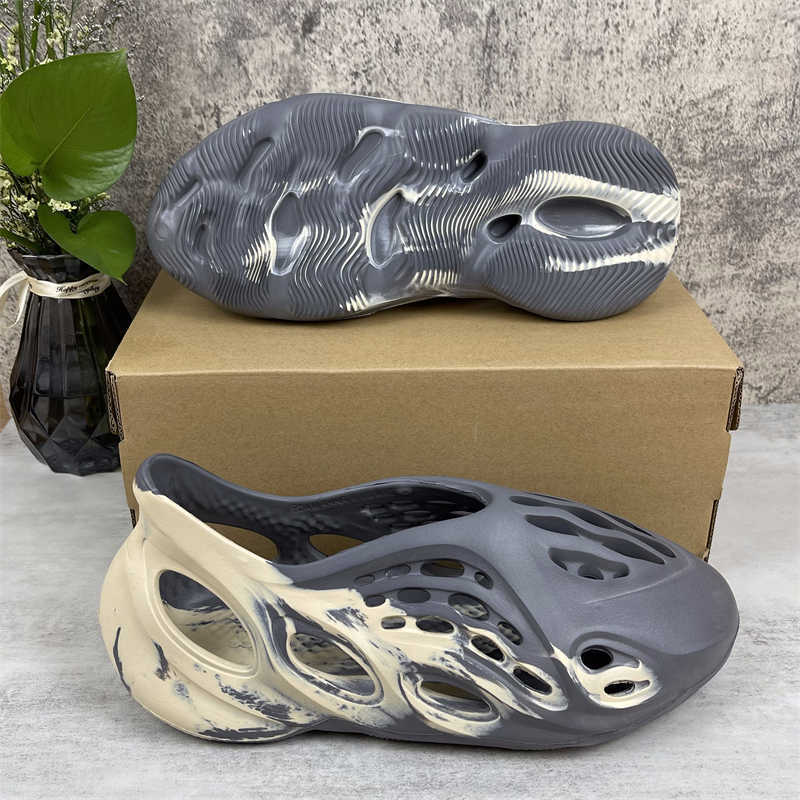 2021 kanye west slides men women sandals slippers core bone earth brown pure desert sand foam runner triple white black outdoor with box
2021 kanye west slides men women sandals slippers core bone earth brown pure desert sand foam runner triple white black outdoor with box