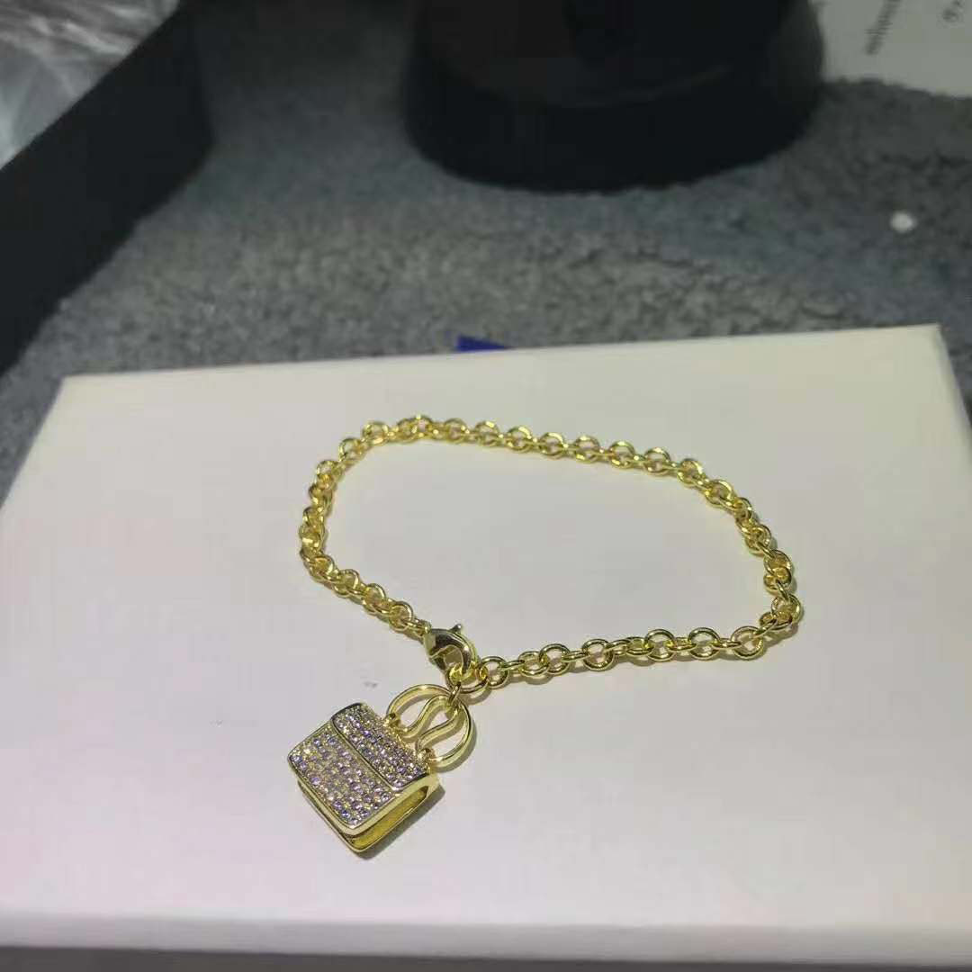 High quality luxury chain diamond bracelets fashion mini Kangkang bag H letter bracelet with exquisite packaging
High quality luxury chain diamond bracelets fashion mini Kangkang bag H letter bracelet with exquisite packaging