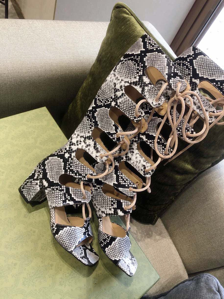 2021 sandals women's European and American catwalks with the same crocodile snakeskin sleeve thick heel open toe high hollow but knee boots, Black
2021 sandals women's European and American catwalks with the same crocodile snakeskin sleeve thick heel open toe high hollow but knee boots, Black