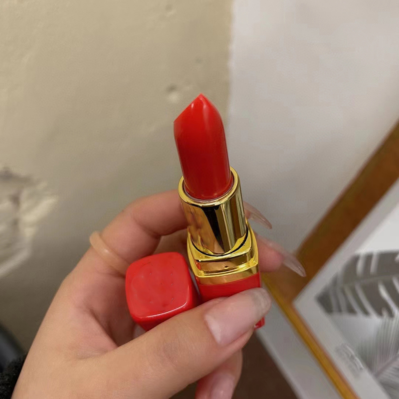 Brand Cosmetic Matte lipstick 2pcs/set high quality makeup Press the red tube Nude, Mixed color
Brand Cosmetic Matte lipstick 2pcs/set high quality makeup Press the red tube Nude, Mixed color