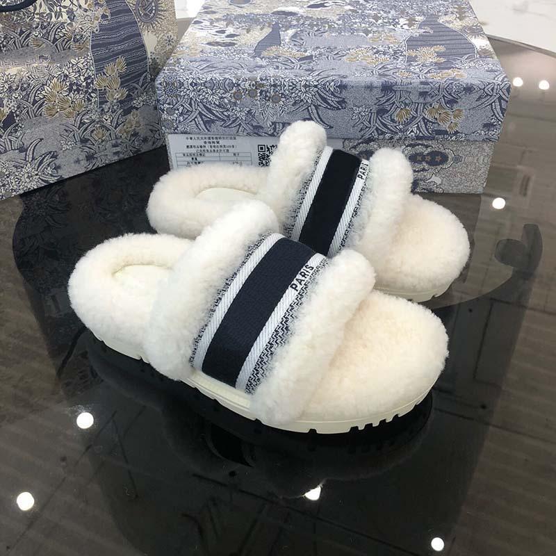 Luxury Wool Slides Designer Slippers Soft Warm Fur Enameled Triangle Crossover Fashion Women Shoes Black White Begin with Original Box Shoe Bag Lady Sandals ygtdf, Color01
Luxury Wool Slides Designer Slippers Soft Warm Fur Enameled Triangle Crossover Fashion Women Shoes Black White Begin with Original Box Shoe Bag Lady Sandals ygtdf, Color01