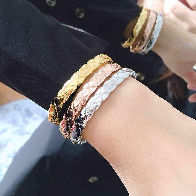 Charm Bracelets 03 Tide Brand Design Small Xiangling Lattice Men and Women Lovers Classic Texture Smooth Plain Circle Simple
