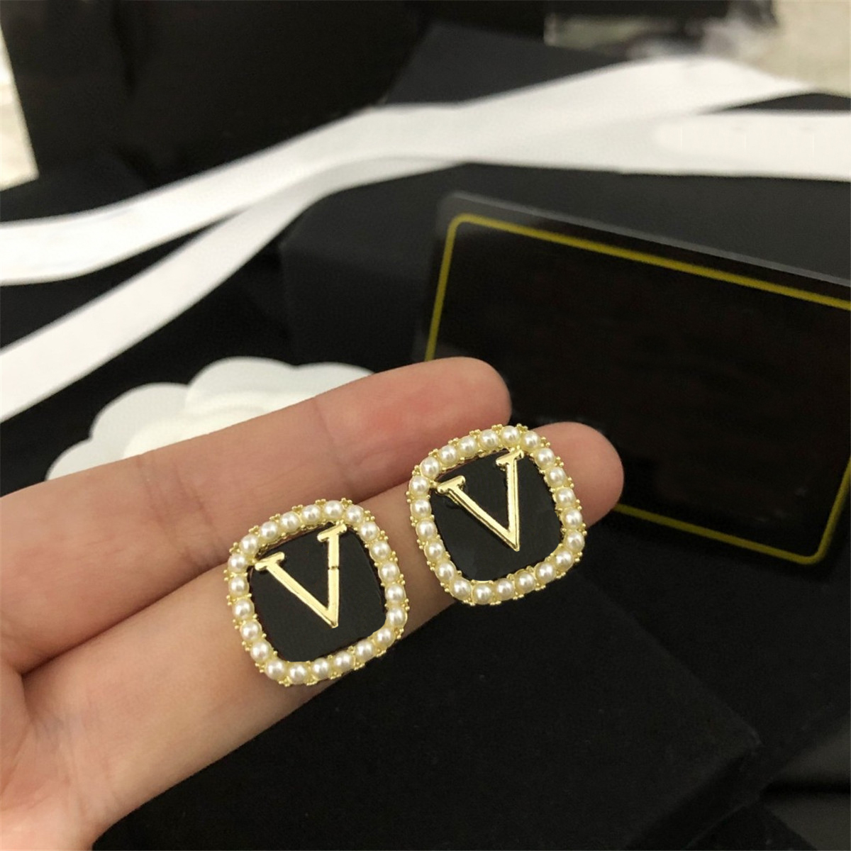 20style 18K Gold Plated Double Letter Stud Luxury Personality Brand Letters Round Earrings Women Pearl Crystal Rhinestone Wedding Party Jewelry Accessories
20style 18K Gold Plated Double Letter Stud Luxury Personality Brand Letters Round Earrings Women Pearl Crystal Rhinestone Wedding Party Jewelry Accessories