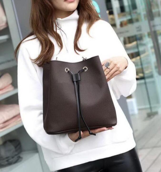 22 luxury Designer Women Fashion handbags Shoulder Bags CrossBody Clutch Bag Balencaiga Bucket Plain Interior Zipper Pocket Casual Drawstring bags
22 luxury Designer Women Fashion handbags Shoulder Bags CrossBody Clutch Bag Balencaiga Bucket Plain Interior Zipper Pocket Casual Drawstring bags