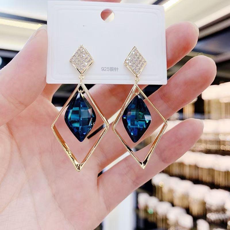Dangle & Chandelier Exquisite Geometric Pendant Hollow Women's Earrings With Blue Gems Fashion Simple Women Jewelry 2021 Trend Hanging
Dangle & Chandelier Exquisite Geometric Pendant Hollow Women's Earrings With Blue Gems Fashion Simple Women Jewelry 2021 Trend Hanging