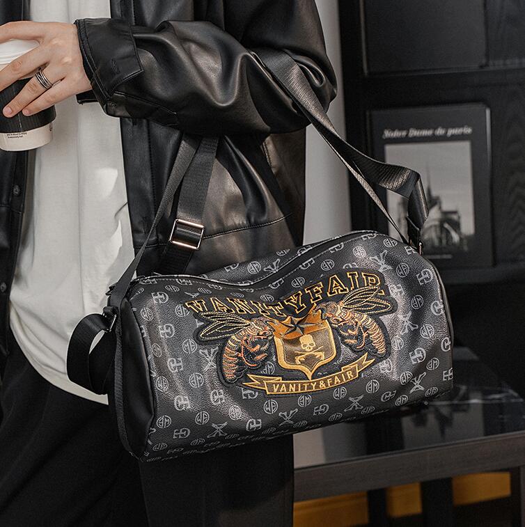 Wholesale factory men leather shoulder bags street trend embroidery cylinder bag simple joker black printed handbag outdoor sports leisure plaid backpack, Black2-3560
Wholesale factory men leather shoulder bags street trend embroidery cylinder bag simple joker black printed handbag outdoor sports leisure plaid backpack, Black2-3560