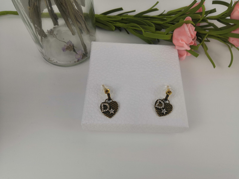stylish, heart-shaped diamond stud with five pointed stars, a vintage place for women/girls to give gifts at wedding parties, Golden;silver
stylish, heart-shaped diamond stud with five pointed stars, a vintage place for women/girls to give gifts at wedding parties, Golden;silver