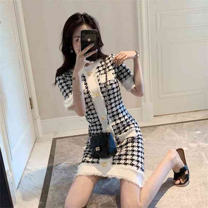 Fashion knitted dress female plaid short-sleeved round neck summer waist thin A-line skirt 210520, Plover case
Fashion knitted dress female plaid short-sleeved round neck summer waist thin A-line skirt 210520, Plover case