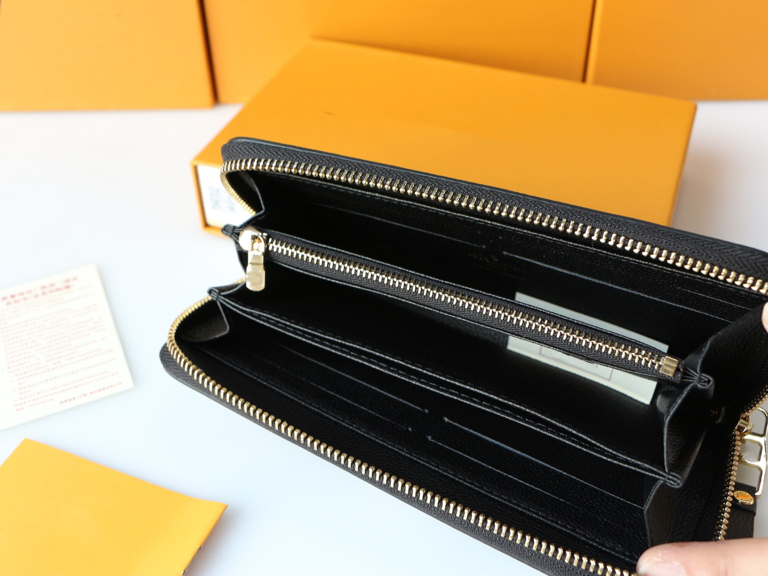 Fashion top quality women purse cards luxury leather designer famous brand long chain letter pattern with boxes size 19.5-10.5-2.5cm M80481 431142
Fashion top quality women purse cards luxury leather designer famous brand long chain letter pattern with boxes size 19.5-10.5-2.5cm M80481 431142