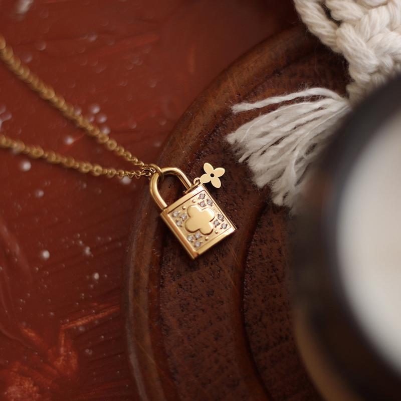 Pendant Necklaces 2021 Design Women's Delicate Vintage Taste Embossing Flower Zircon Paved Lock Charm Necklace Stainless Steel
Pendant Necklaces 2021 Design Women's Delicate Vintage Taste Embossing Flower Zircon Paved Lock Charm Necklace Stainless Steel