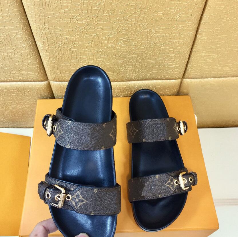 Classic Designer Letter Slippers Luxury Design Female Thick-soled Leather Slipper Brand Fashion Double Buckle Women Sandals Beach Shoes Flip Flops, Black
Classic Designer Letter Slippers Luxury Design Female Thick-soled Leather Slipper Brand Fashion Double Buckle Women Sandals Beach Shoes Flip Flops, Black