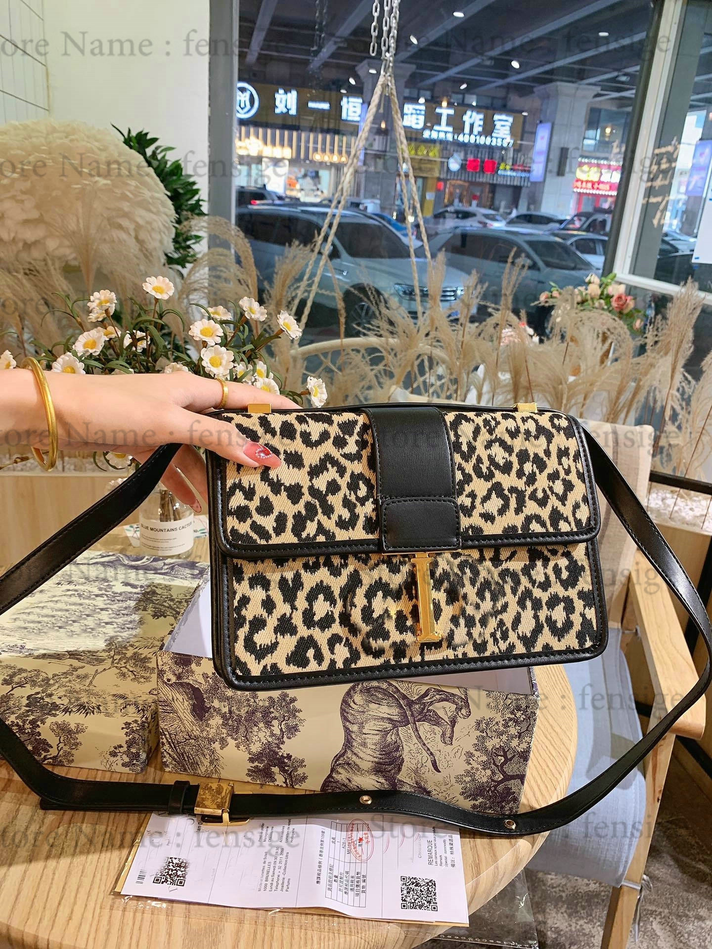 30 Montaigne Leopard Grain Ladies Designer Bobby Hobo Saddle Bag Oblique Canvas Medium Womens Luxurys Leather Shoulder Bags CrossBody Box, No bag
30 Montaigne Leopard Grain Ladies Designer Bobby Hobo Saddle Bag Oblique Canvas Medium Womens Luxurys Leather Shoulder Bags CrossBody Box, No bag