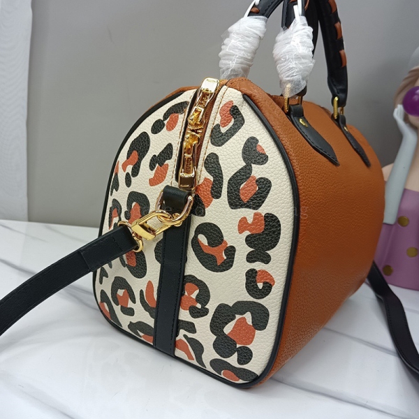Classic New Style Women Messenger Travel bag Handbag Luxury designers Leopard Print cross body Shoulder Bags Lady Totes handbags 30 cm With key lock, Black
Classic New Style Women Messenger Travel bag Handbag Luxury designers Leopard Print cross body Shoulder Bags Lady Totes handbags 30 cm With key lock, Black
