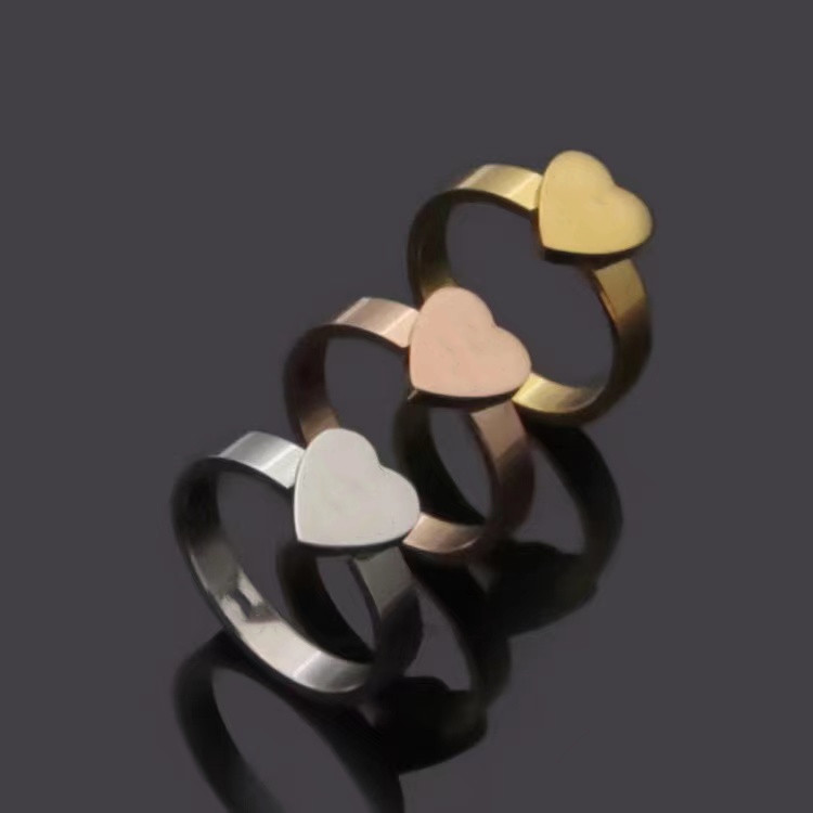 2021 Top Quality Extravagant Simple heart Love Ring Gold Silver Rose Colors Stainless Steel Couple Rings Fashion Women Designer Jewelry Lady Party Gifts Men Ring
2021 Top Quality Extravagant Simple heart Love Ring Gold Silver Rose Colors Stainless Steel Couple Rings Fashion Women Designer Jewelry Lady Party Gifts Men Ring