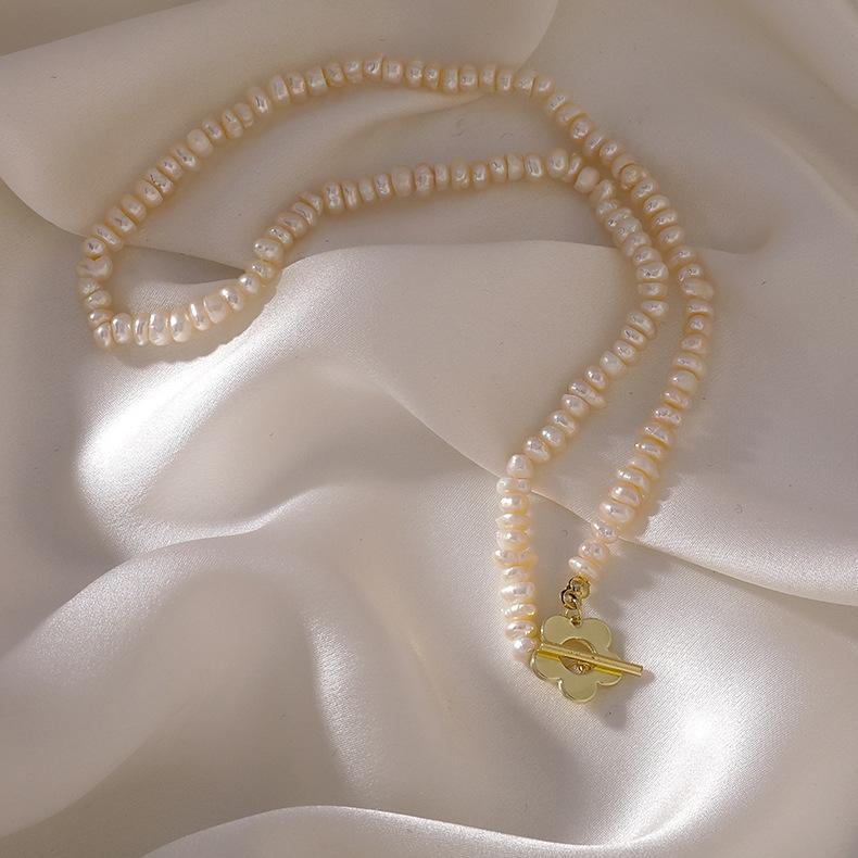 Chains Classic Metal Gold Chain Hollow Flower OT Buckle Necklace Simple Pearl Chokers For Women Party Jewelry
Chains Classic Metal Gold Chain Hollow Flower OT Buckle Necklace Simple Pearl Chokers For Women Party Jewelry