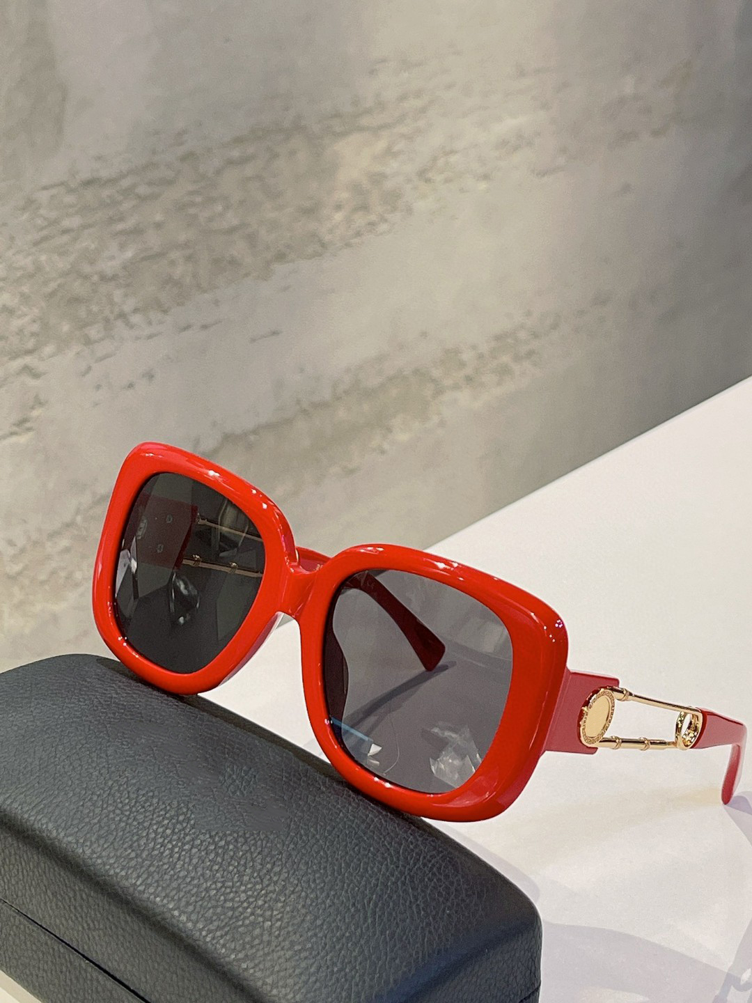 Medusa Top VE4411 Original high quality Designer Sunglasses for men famous fashionable Classic retro luxury brand eyeglass fashion design women catwalk glasses
Medusa Top VE4411 Original high quality Designer Sunglasses for men famous fashionable Classic retro luxury brand eyeglass fashion design women catwalk glasses