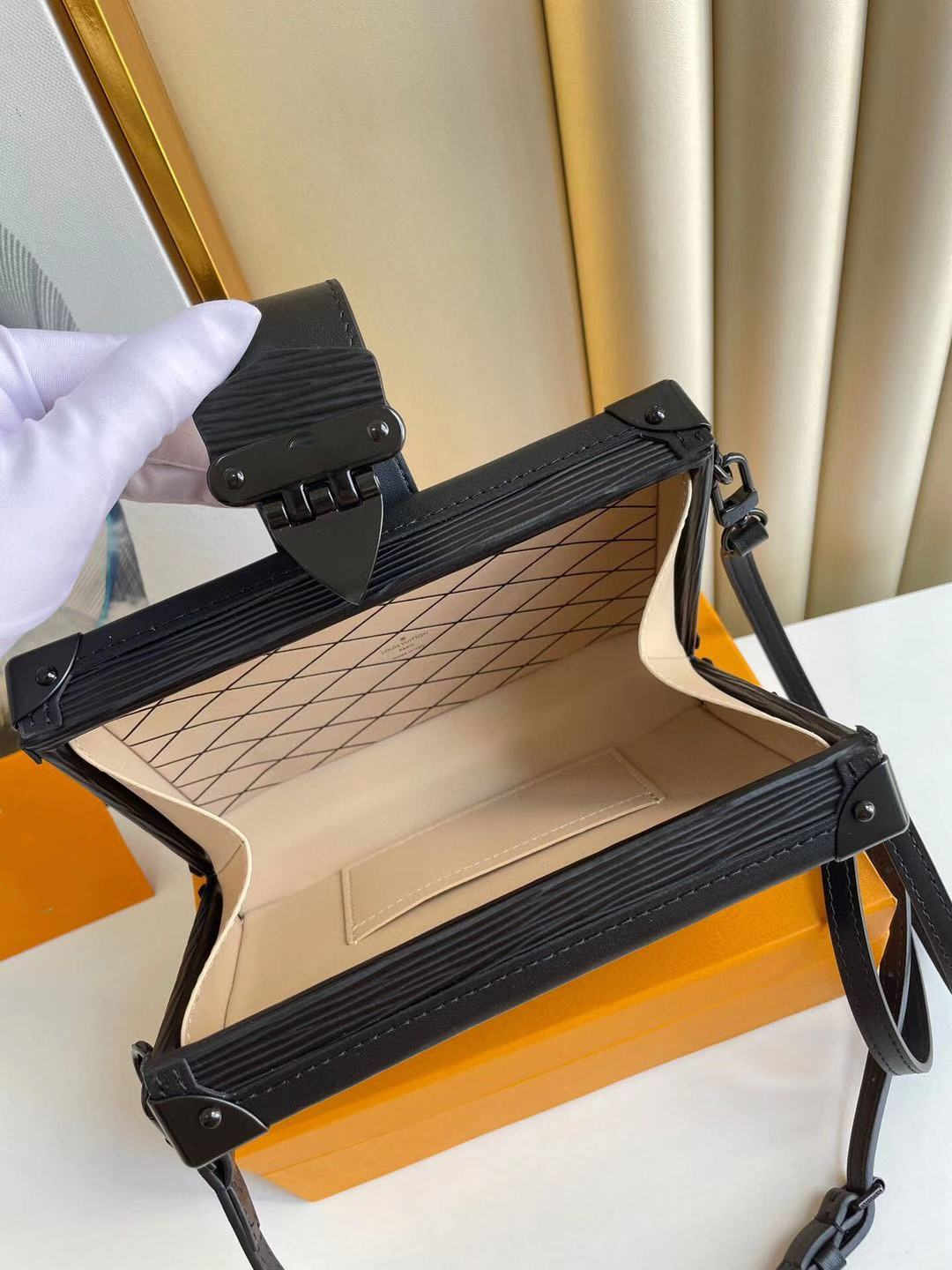 Classic Ladies Box Bag 7A High-end Custom Quality Crossbody Bag Fashion Business Casual Metallic Accessories with Long Straps
Classic Ladies Box Bag 7A High-end Custom Quality Crossbody Bag Fashion Business Casual Metallic Accessories with Long Straps